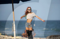 EXKLUSIV - Reizende Bella Thorne im gar kurzen Top