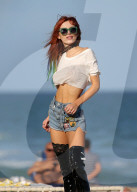 EXKLUSIV - Reizende Bella Thorne im gar kurzen Top
