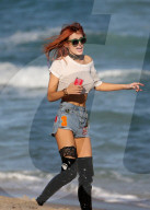 EXKLUSIV - Reizende Bella Thorne im gar kurzen Top