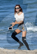 EXKLUSIV - Reizende Bella Thorne im gar kurzen Top