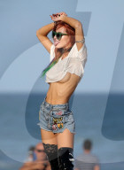EXKLUSIV - Reizende Bella Thorne im gar kurzen Top