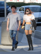 EXKLUSIV - Reizende Bella Thorne im gar kurzen Top