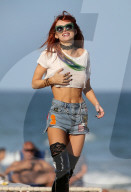 EXKLUSIV - Reizende Bella Thorne im gar kurzen Top