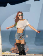 EXKLUSIV - Reizende Bella Thorne im gar kurzen Top