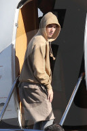 PEOPLE - Justin Bieber steigt mit unbekannter Begleitung in den Privat-Jet