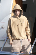 PEOPLE - Justin Bieber steigt mit unbekannter Begleitung in den Privat-Jet