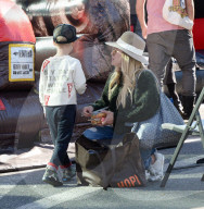 PEOPLE - Hilary Duff mit Sohnemann Luca am Farmer's Market