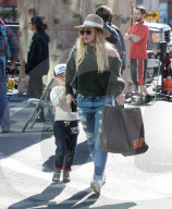 PEOPLE - Hilary Duff mit Sohnemann Luca am Farmer's Market