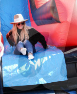 PEOPLE - Hilary Duff mit Sohnemann Luca am Farmer's Market