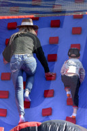 PEOPLE - Hilary Duff mit Sohnemann Luca am Farmer's Market