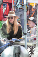 PEOPLE - Hilary Duff mit Sohnemann Luca am Farmer's Market