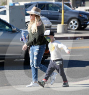 PEOPLE - Hilary Duff mit Sohnemann Luca am Farmer's Market