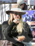 PEOPLE - Hilary Duff mit Sohnemann Luca am Farmer's Market
