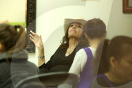 PEOPLE - Joan Collins entspannt sich im Nagelsalon