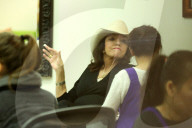 PEOPLE - Joan Collins entspannt sich im Nagelsalon