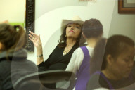 PEOPLE - Joan Collins entspannt sich im Nagelsalon