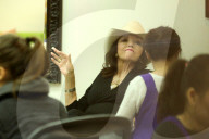 PEOPLE - Joan Collins entspannt sich im Nagelsalon