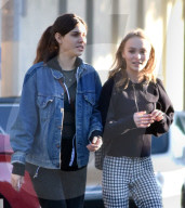 PEOPLE - Lily-Rose Depp stylish  auf Shopping-Tour in LA