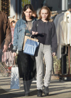 PEOPLE - Lily-Rose Depp stylish  auf Shopping-Tour in LA