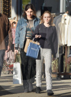 PEOPLE - Lily-Rose Depp stylish  auf Shopping-Tour in LA