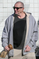 EXKLUSIV - "Modern Family"-Star Ed O'Neill hat sich im Likörshop eingedeckt