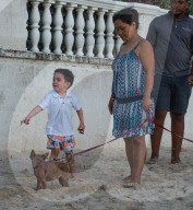 PEOPLE - Simon Cowell geniesst mit seiner Familie die Ferien auf Barbados