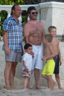 PEOPLE - Simon Cowell geniesst mit seiner Familie die Ferien auf Barbados