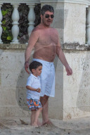 PEOPLE - Simon Cowell geniesst mit seiner Familie die Ferien auf Barbados