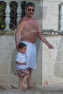 PEOPLE - Simon Cowell geniesst mit seiner Familie die Ferien auf Barbados
