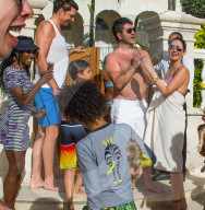 PEOPLE - Simon Cowell geniesst mit seiner Familie die Ferien auf Barbados