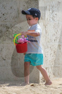PEOPLE - Simon Cowell geniesst mit seiner Familie die Ferien auf Barbados