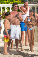 PEOPLE - Simon Cowell geniesst mit seiner Familie die Ferien auf Barbados