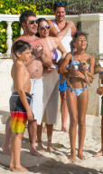 PEOPLE - Simon Cowell geniesst mit seiner Familie die Ferien auf Barbados