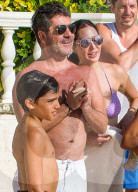 PEOPLE - Simon Cowell geniesst mit seiner Familie die Ferien auf Barbados