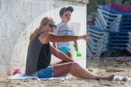 PEOPLE - Simon Cowell geniesst mit seiner Familie die Ferien auf Barbados
