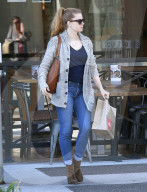 PEOPLE - Amy Adams bummelt in Beverly Hills 