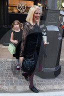 PEOPLE - Tori Spelling mit der Familie in Los Angeles unterwegs