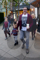 PEOPLE - Tori Spelling mit der Familie in Los Angeles unterwegs