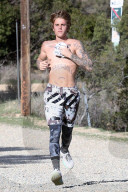 PEOPLE - Justin Bieber joggt oben ohne durch die Hills