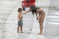 EXKLUSIV - Brasilien: Alessandra Ambrosio macht 'Bikiniferien' in Florianoplis