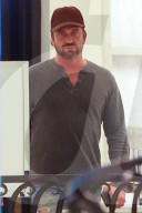 PEOPLE - Gerard Butler bummelt in Beverly Hills