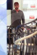 PEOPLE - Gerard Butler bummelt in Beverly Hills
