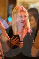 PEOPLE - Tara Reid verlässt mit Freunden eine Party in Hollywood