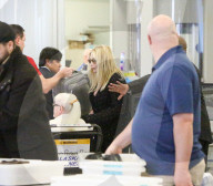 PEOPLE - Kesha und Brad Ashenfelter am Flughafen von LA