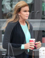 EXKLUSIV -  Rangezoomt: Caitlyn Jenner's neues Gesicht aus der Nähe betrachtet