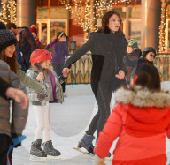 PEOPLE - Bethenny Frankel mit Bryn beim Schlittschuhlaufen in Battery Park