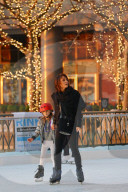PEOPLE - Bethenny Frankel mit Bryn beim Schlittschuhlaufen in Battery Park