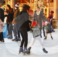 PEOPLE - Bethenny Frankel mit Bryn beim Schlittschuhlaufen in Battery Park