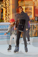 PEOPLE - Bethenny Frankel mit Bryn beim Schlittschuhlaufen in Battery Park