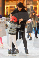 PEOPLE - Bethenny Frankel mit Bryn beim Schlittschuhlaufen in Battery Park